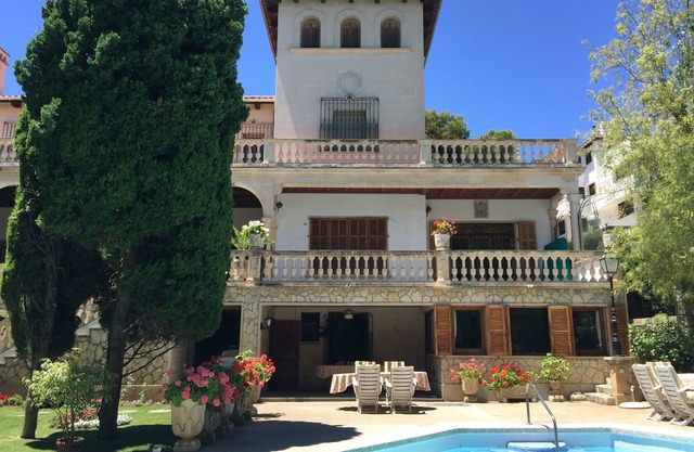 Villa with pool and garden in the center of Palma