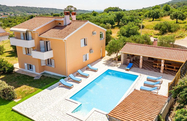 Villa with pool and outdoor kitchen