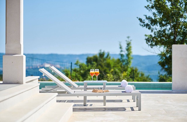 Villa with pool and panoramic view