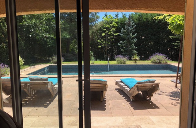Villa with pool at the gateway to the Luberon. Large garden, beautiful spaces.
