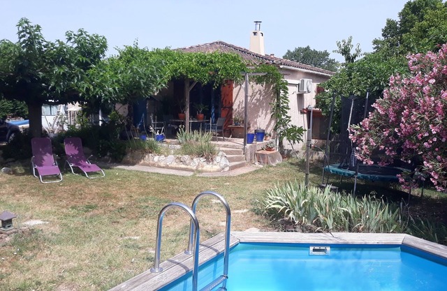 Villa with pool, conveniently located between Arles Nimes and Avignion