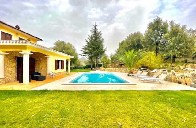 " Villa with Pool Deluxe "