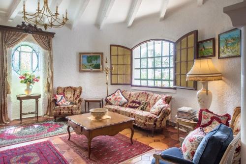 Villa with pool in Provence -Villa Romantique sleeps up to 12 4 in optional gite