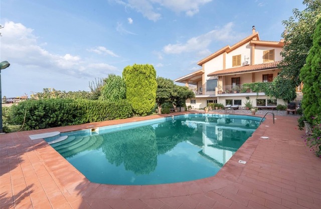 Villa with Pool, Pets & WiFi
