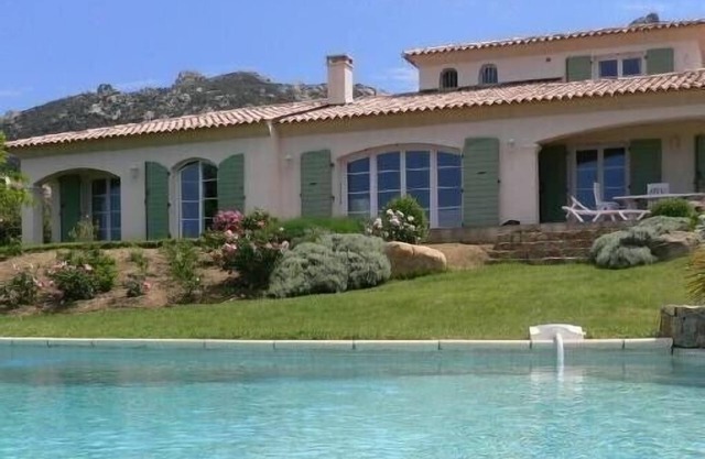 Villa with pool, sea view, sleeps 6, tastefully decorated