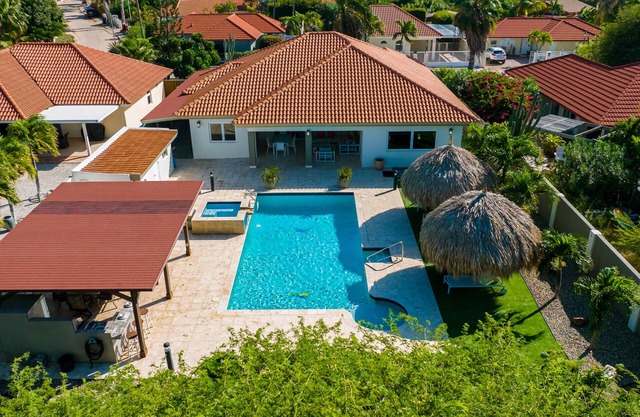 Villa with pool, spa and outdoor kitchen!