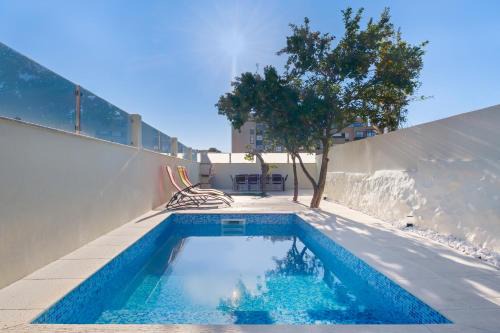 Villa with Private Pool, BBQ & Patio