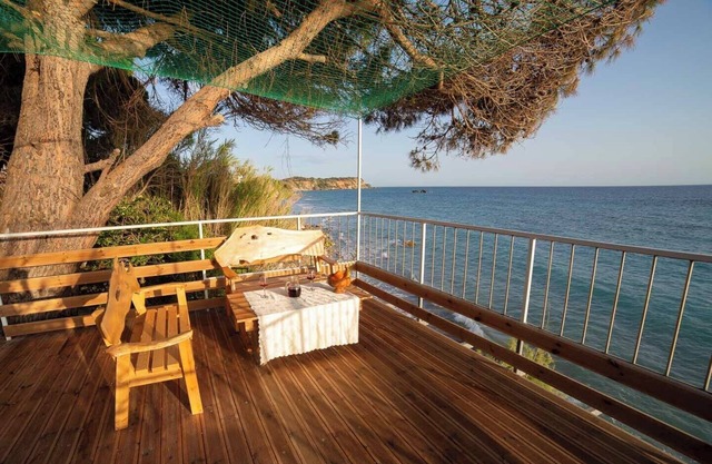 Villa with private beach access and Jacuzzi in fabulous Corfu with WiFi, AC