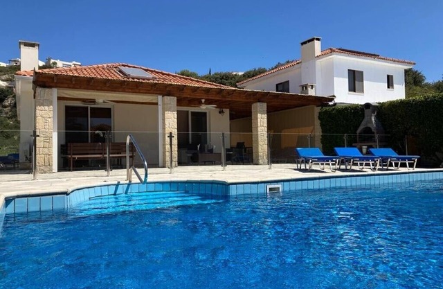 Villa With Private Pool, WiFi, Mature Garden,Superb Bay Position, Near Beach
