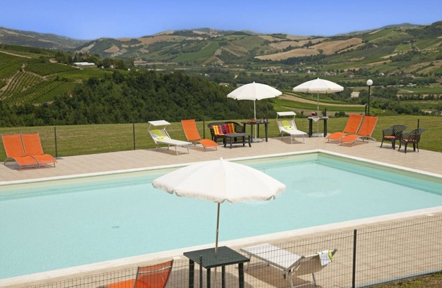 Villa with private pool between the beaches of the Adriatic Sea and the Sibillini National Park