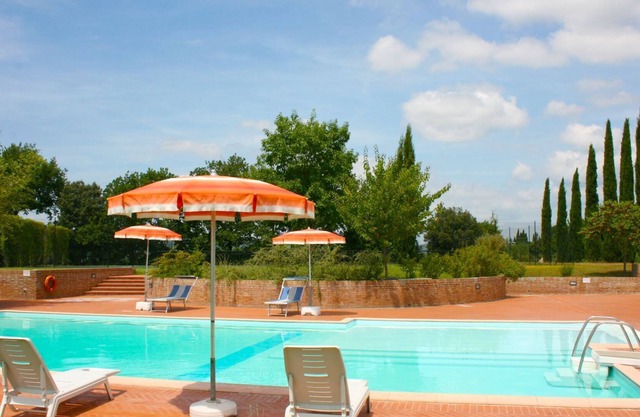 Villa with private pool and tennis court, in the hills between Lucignano and Sinalunga, on the borde