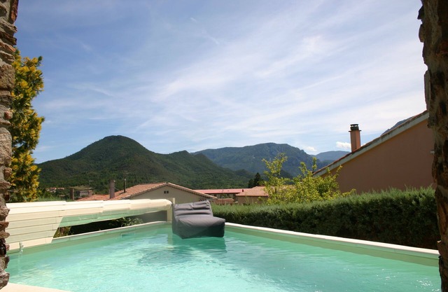 Villa with private pool and garden - Free Wifi. Walking distance to TOWN