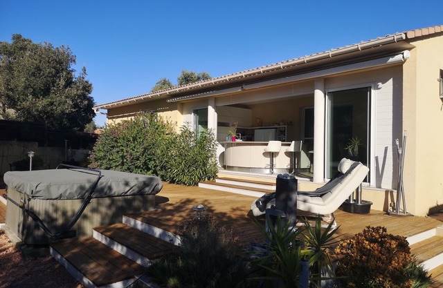 Villa with private staircase feet in the water Solenzara area