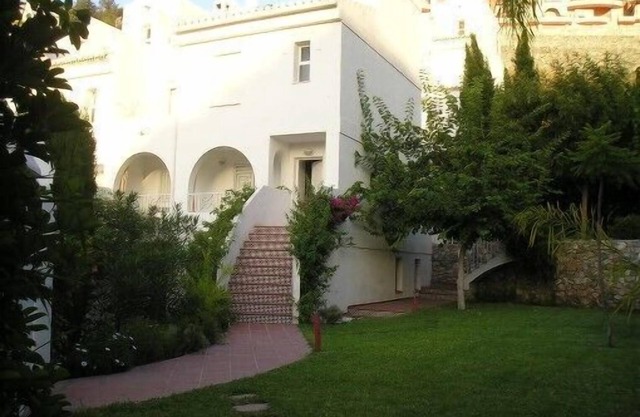 Villa with private tropical garden of 600 m². Swimming pool and tennis