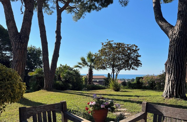 Villa with sea view, swimming pool, tennis in a charming family estate! :)