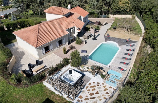 Villa with sea view, heated pool, 2 minutes from the seafront