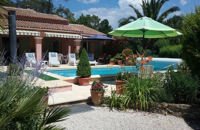 Villa with swimming pool, between CANNES, the Pays de FAYENCEand FREJUS-ST RAPHAEL, sea/lake