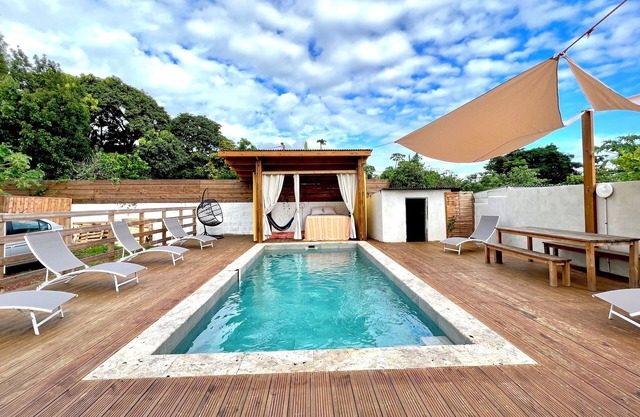 Villa with swimming pool close to the town center and 3km from the St Pierre lagoon