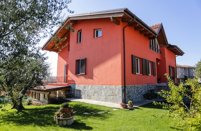 villa with swimming pool and large garden with ancient olive trees, well equipped-