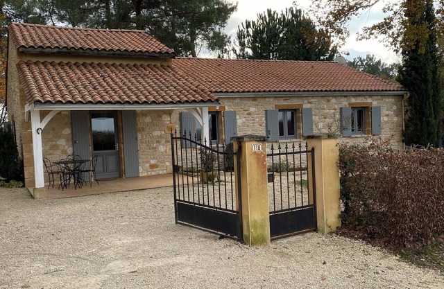 VILLA WITH SWIMMING POOL IN BLACK PERIGORD WITH VIEW ON THE SARLADAISE CAMPAIGN