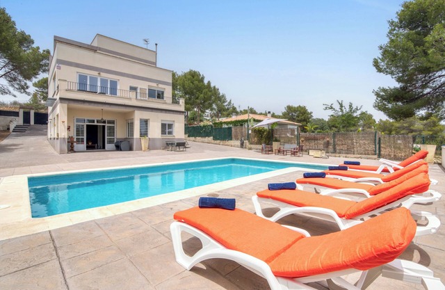 Villa with swimming pool and BBQ in the heart of nature near Valencia 25min