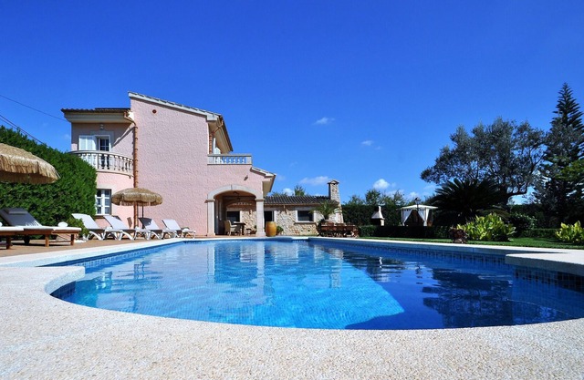 VILLA WITH TENNIS COURT AND POOL BAR