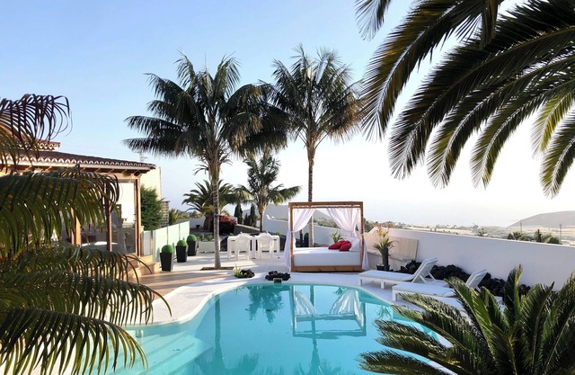 Villa with three bedrooms and two bathrooms with three independent living rooms.