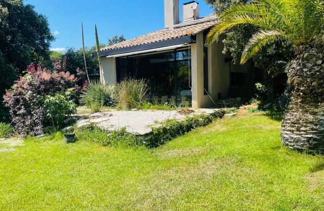Villa Zen in the scrubland, between hiking trails and beaches 20 minutes away!