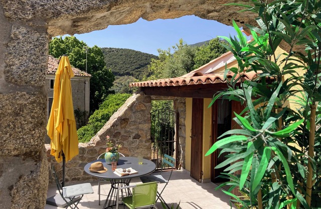 Village house with terrace, a real love nest.