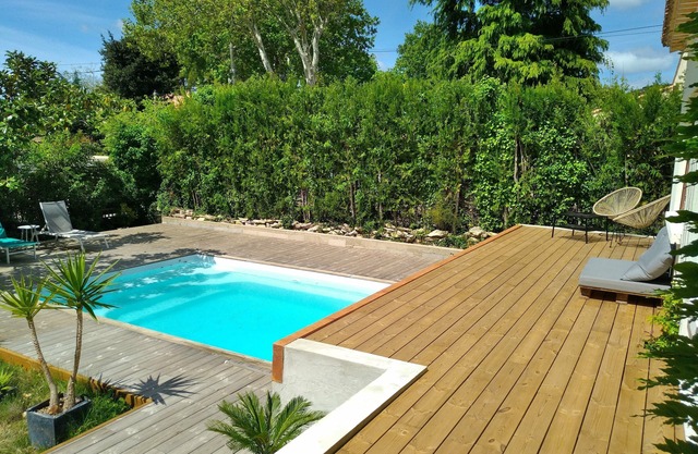Village house near Nîmes, swimming pool, treehouse, trampo, Clim, plancha