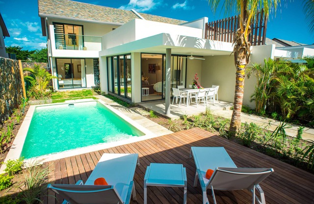 Villas with private pool and hotel services