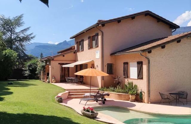 Villasospel - spacious, serene villa on 1500m2 of enclosed grounds. Swimming pool and sauna.