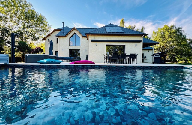 Villaveyron, 5* luxury gîte, heated pool, SPA, table soccer, table tennis.