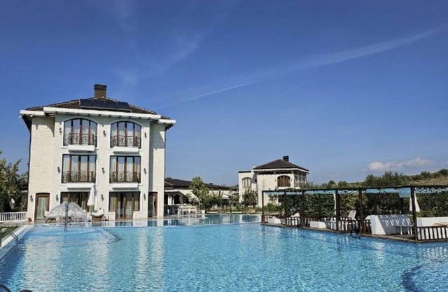 Vinea Resort