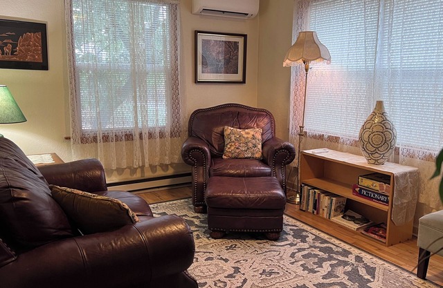 Vintage 2-bedroom cottage in Friendly neighborhood of Eugene with WiFi & AC