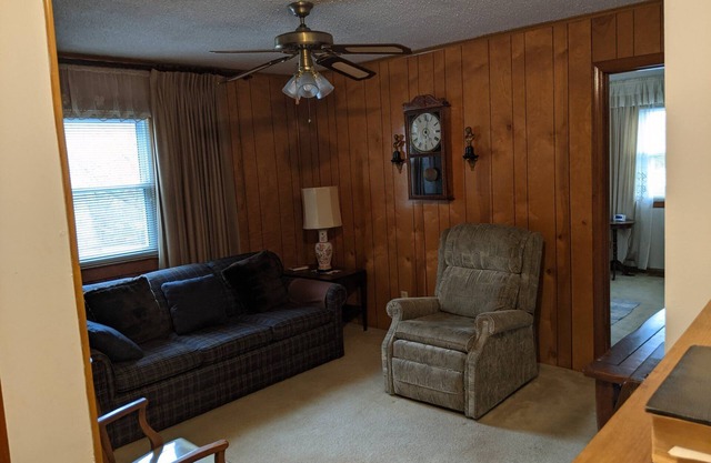 Vintage 2 bedroom w/large yard space