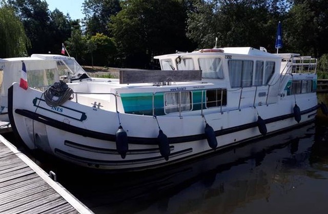 Vintage boat on dock for 7 ppl with private outdoor space in Chenillé-Changé