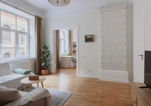 Vintage Charm Flat by Old Town & Freedom Monument