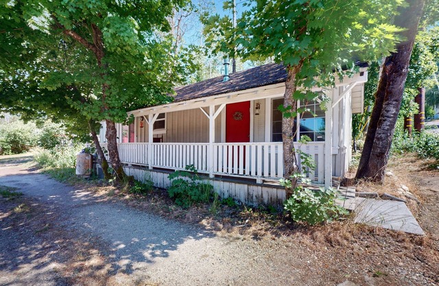 Vintage cottage, dog friendly, W/D, near cross country skiing & hiking