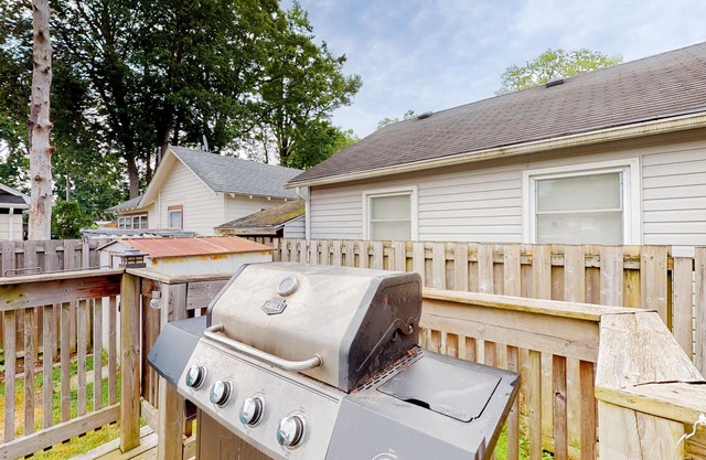 Vintage cottage with private yard, firepit, grill, renovated interior, & W/D