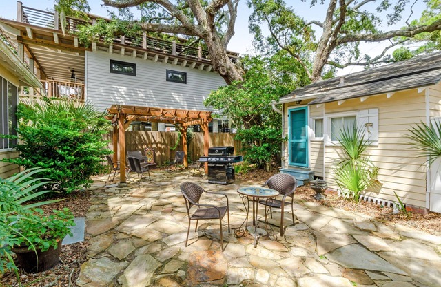 Vintage cottage with outdoor shower and unique Interior - near North Beach