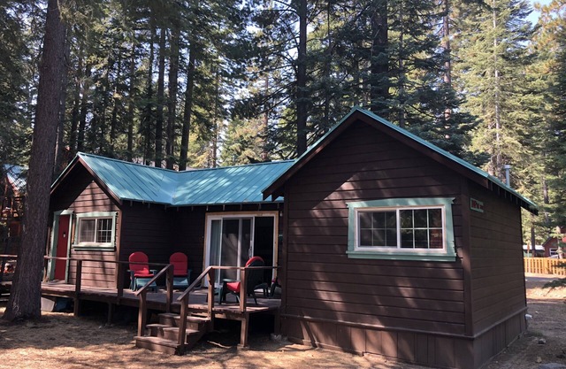 Vintage cozy cabin in Tahoma overlooking Sugar Pine Point Park
