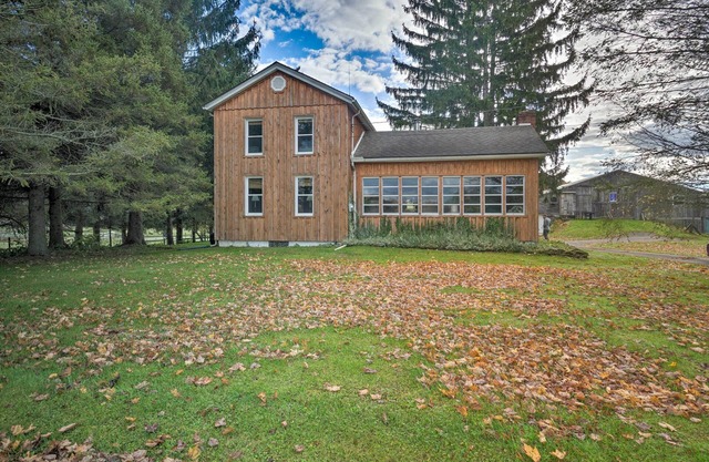 Vintage Farmhouse ~ 2 1/2 Mi to Mount Pleasant Ski