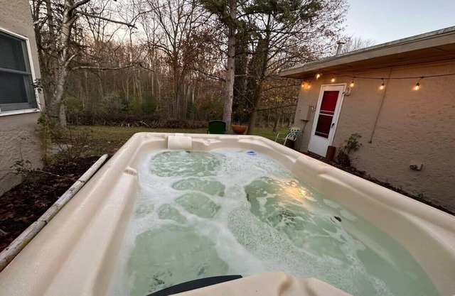 Vintage-modern apartment with hot tub!
