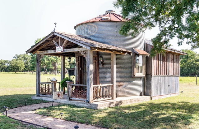 Vintage Silo + Sleeps 3 + 8 Minutes to Round Top!