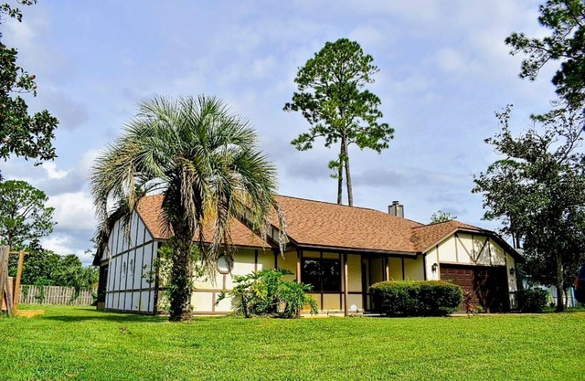 Vintage-Style Palm Coast Retreat w/Sunroom