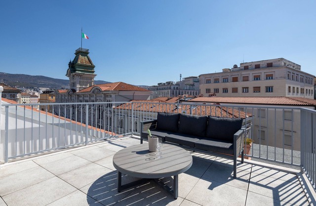 Vis a Vis Apartments