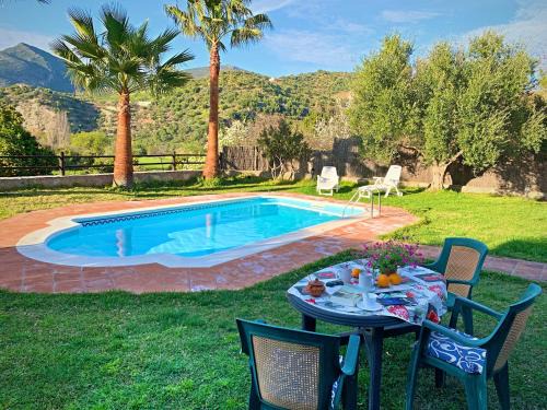 Vivelorural Casa y piscina en Zahara de la Sierra