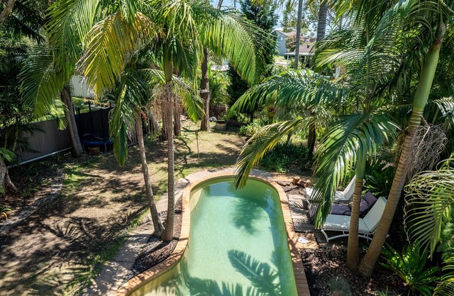 Vivid Sanctuary by Lake Beach, heated Pool EV Charger Fireplace 1hr from sydney