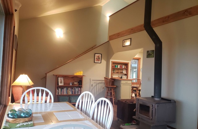 Volcano Vista: Adventure Chalet w/View, 2br (dry property, check description)